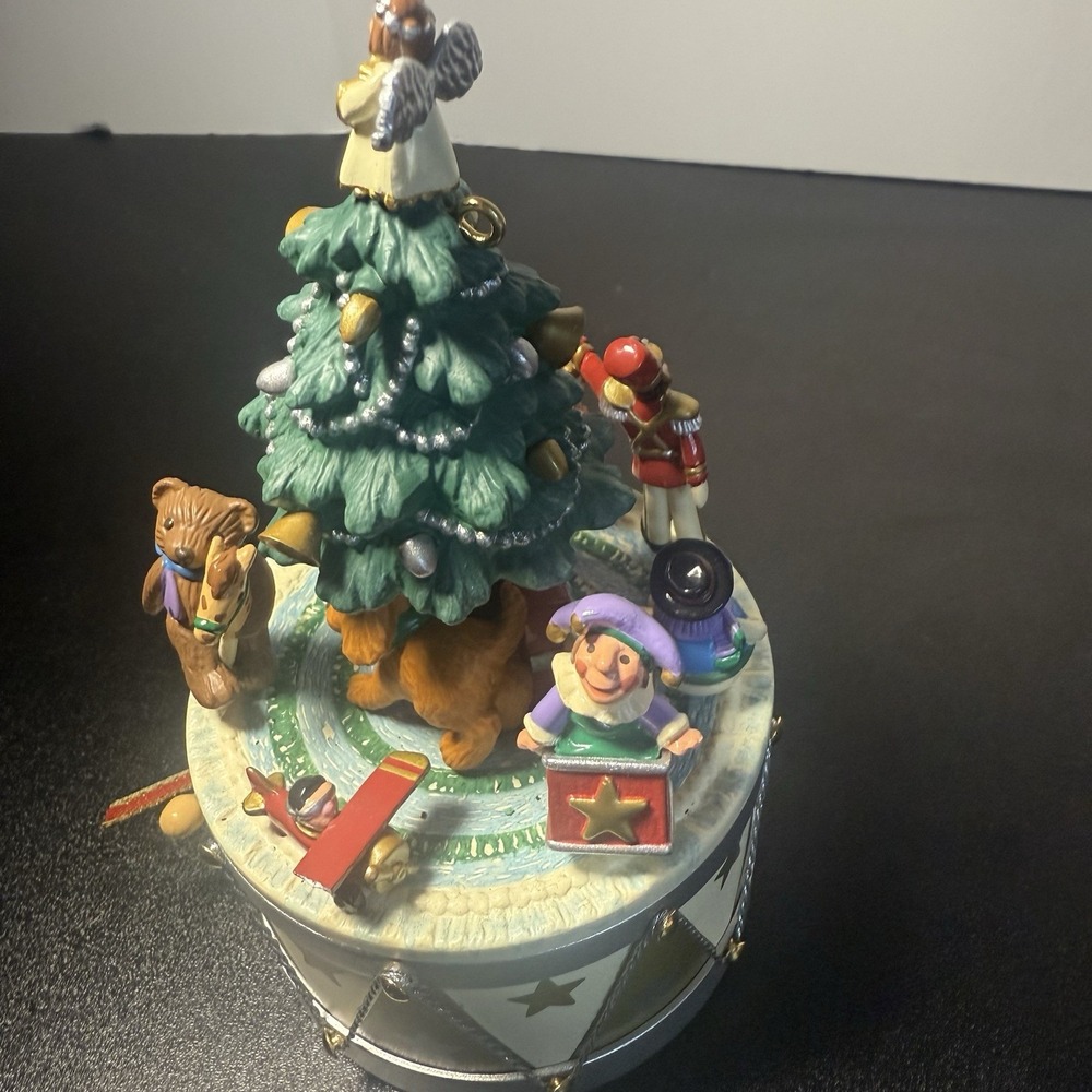 Vintage‎ 2005 Hallmark Sankyo Christmas Tree Music Box Toyland